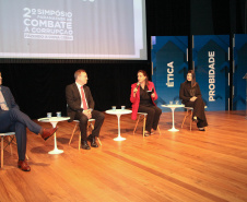 A consciência de um comportamento ético individual é capaz de transformar a cultura de uma sociedade. Esse é um dos conceitos comuns entre os profissionais que apresentaram teorias e experiências no 2º Simpósio Paranaense de Combate à Corrupção – Fazendo a coisa certa. O evento promovido pelo Governo do Paraná, por meio da Controladoria-Geral do Estado (CGE), reuniu cerca de 450 participantes, nesta segunda-feira (09), em Curitiba. Foto: Ari Dias/AEN