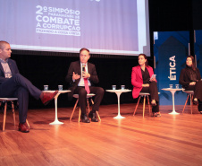 A consciência de um comportamento ético individual é capaz de transformar a cultura de uma sociedade. Esse é um dos conceitos comuns entre os profissionais que apresentaram teorias e experiências no 2º Simpósio Paranaense de Combate à Corrupção – Fazendo a coisa certa. O evento promovido pelo Governo do Paraná, por meio da Controladoria-Geral do Estado (CGE), reuniu cerca de 450 participantes, nesta segunda-feira (09), em Curitiba. Foto: Ari Dias/AEN