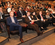 A consciência de um comportamento ético individual é capaz de transformar a cultura de uma sociedade. Esse é um dos conceitos comuns entre os profissionais que apresentaram teorias e experiências no 2º Simpósio Paranaense de Combate à Corrupção – Fazendo a coisa certa. O evento promovido pelo Governo do Paraná, por meio da Controladoria-Geral do Estado (CGE), reuniu cerca de 450 participantes, nesta segunda-feira (09), em Curitiba. Foto: Ari Dias/AEN