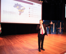 A consciência de um comportamento ético individual é capaz de transformar a cultura de uma sociedade. Esse é um dos conceitos comuns entre os profissionais que apresentaram teorias e experiências no 2º Simpósio Paranaense de Combate à Corrupção – Fazendo a coisa certa. O evento promovido pelo Governo do Paraná, por meio da Controladoria-Geral do Estado (CGE), reuniu cerca de 450 participantes, nesta segunda-feira (09), em Curitiba. Foto: Ari Dias/AEN