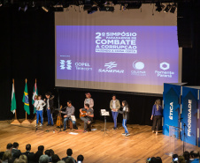 A consciência de um comportamento ético individual é capaz de transformar a cultura de uma sociedade. Esse é um dos conceitos comuns entre os profissionais que apresentaram teorias e experiências no 2º Simpósio Paranaense de Combate à Corrupção – Fazendo a coisa certa. O evento promovido pelo Governo do Paraná, por meio da Controladoria-Geral do Estado (CGE), reuniu cerca de 450 participantes, nesta segunda-feira (09), em Curitiba. Foto:Divulgação