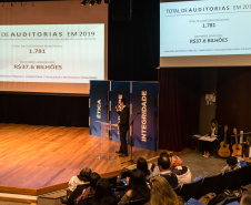 A consciência de um comportamento ético individual é capaz de transformar a cultura de uma sociedade. Esse é um dos conceitos comuns entre os profissionais que apresentaram teorias e experiências no 2º Simpósio Paranaense de Combate à Corrupção – Fazendo a coisa certa. O evento promovido pelo Governo do Paraná, por meio da Controladoria-Geral do Estado (CGE), reuniu cerca de 450 participantes, nesta segunda-feira (09), em Curitiba. Foto:Divulgação