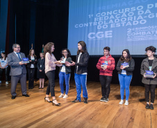 A consciência de um comportamento ético individual é capaz de transformar a cultura de uma sociedade. Esse é um dos conceitos comuns entre os profissionais que apresentaram teorias e experiências no 2º Simpósio Paranaense de Combate à Corrupção – Fazendo a coisa certa. O evento promovido pelo Governo do Paraná, por meio da Controladoria-Geral do Estado (CGE), reuniu cerca de 450 participantes, nesta segunda-feira (09), em Curitiba. Foto:Divulgação