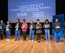 A consciência de um comportamento ético individual é capaz de transformar a cultura de uma sociedade. Esse é um dos conceitos comuns entre os profissionais que apresentaram teorias e experiências no 2º Simpósio Paranaense de Combate à Corrupção – Fazendo a coisa certa. O evento promovido pelo Governo do Paraná, por meio da Controladoria-Geral do Estado (CGE), reuniu cerca de 450 participantes, nesta segunda-feira (09), em Curitiba. Foto:Divulgação