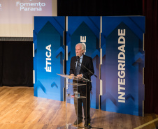 A consciência de um comportamento ético individual é capaz de transformar a cultura de uma sociedade. Esse é um dos conceitos comuns entre os profissionais que apresentaram teorias e experiências no 2º Simpósio Paranaense de Combate à Corrupção – Fazendo a coisa certa. O evento promovido pelo Governo do Paraná, por meio da Controladoria-Geral do Estado (CGE), reuniu cerca de 450 participantes, nesta segunda-feira (09), em Curitiba. Foto:Divulgação