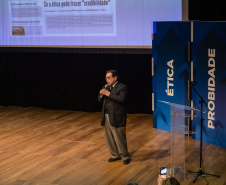 A consciência de um comportamento ético individual é capaz de transformar a cultura de uma sociedade. Esse é um dos conceitos comuns entre os profissionais que apresentaram teorias e experiências no 2º Simpósio Paranaense de Combate à Corrupção – Fazendo a coisa certa. O evento promovido pelo Governo do Paraná, por meio da Controladoria-Geral do Estado (CGE), reuniu cerca de 450 participantes, nesta segunda-feira (09), em Curitiba. Foto:Divulgação