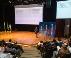 A consciência de um comportamento ético individual é capaz de transformar a cultura de uma sociedade. Esse é um dos conceitos comuns entre os profissionais que apresentaram teorias e experiências no 2º Simpósio Paranaense de Combate à Corrupção – Fazendo a coisa certa. O evento promovido pelo Governo do Paraná, por meio da Controladoria-Geral do Estado (CGE), reuniu cerca de 450 participantes, nesta segunda-feira (09), em Curitiba. Foto:Divulgação