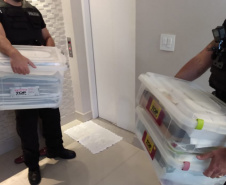 A Polícia Civil do Paraná (PCPR) está nas ruas desde as primeiras horas da manhã desta quarta-feira (11) para cumprir 20 mandados judiciais em endereços relacionados a médicos urologistas do Paraná e Goiás. Os alvos da ação são suspeitos de utilizar materiais cirúrgicos irregulares. Cateteres e outros equipamentos, que deveriam ser descartados após uso único, eram utilizados em até 15 cirurgias. Foto:SESP