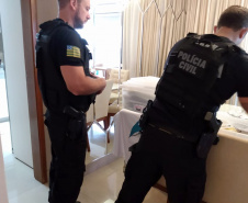 A Polícia Civil do Paraná (PCPR) está nas ruas desde as primeiras horas da manhã desta quarta-feira (11) para cumprir 20 mandados judiciais em endereços relacionados a médicos urologistas do Paraná e Goiás. Os alvos da ação são suspeitos de utilizar materiais cirúrgicos irregulares. Cateteres e outros equipamentos, que deveriam ser descartados após uso único, eram utilizados em até 15 cirurgias. Foto:SESP