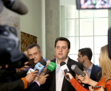 O governador Carlos Massa Ratinho Junior recebeu nesta quarta-feira (11),  no Palácio Iguaçu, prefeitos de municípios de diversas regiões do Estado. No encontro foram assinados convênios para liberação de recursos destinados a ações na área da saúde. Os convênios foram assinados, também, pelo secretário de Estado da Saúde, Beto Preto. Curitiba,11/12/2109 Foto:Jaelson Lucas / AEN