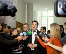 O governador Carlos Massa Ratinho Junior recebeu nesta quarta-feira (11),  no Palácio Iguaçu, prefeitos de municípios de diversas regiões do Estado. No encontro foram assinados convênios para liberação de recursos destinados a ações na área da saúde. Os convênios foram assinados, também, pelo secretário de Estado da Saúde, Beto Preto. Curitiba,11/12/2109 Foto:Jaelson Lucas / AEN