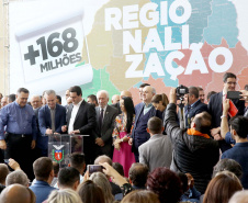 O governador Carlos Massa Ratinho Junior recebeu nesta quarta-feira (11),  no Palácio Iguaçu, prefeitos de municípios de diversas regiões do Estado. No encontro foram assinados convênios para liberação de recursos destinados a ações na área da saúde. Os convênios foram assinados, também, pelo secretário de Estado da Saúde, Beto Preto. Curitiba,11/12/2109 Foto:Jaelson Lucas / AEN