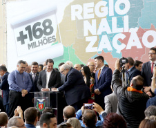 O governador Carlos Massa Ratinho Junior recebeu nesta quarta-feira (11),  no Palácio Iguaçu, prefeitos de municípios de diversas regiões do Estado. No encontro foram assinados convênios para liberação de recursos destinados a ações na área da saúde. Os convênios foram assinados, também, pelo secretário de Estado da Saúde, Beto Preto. Curitiba,11/12/2109 Foto:Jaelson Lucas / AEN