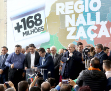 O governador Carlos Massa Ratinho Junior recebeu nesta quarta-feira (11),  no Palácio Iguaçu, prefeitos de municípios de diversas regiões do Estado. No encontro foram assinados convênios para liberação de recursos destinados a ações na área da saúde. Os convênios foram assinados, também, pelo secretário de Estado da Saúde, Beto Preto. Curitiba,11/12/2109 Foto:Jaelson Lucas / AEN