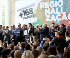 O governador Carlos Massa Ratinho Junior recebeu nesta quarta-feira (11),  no Palácio Iguaçu, prefeitos de municípios de diversas regiões do Estado. No encontro foram assinados convênios para liberação de recursos destinados a ações na área da saúde. Os convênios foram assinados, também, pelo secretário de Estado da Saúde, Beto Preto. Curitiba,11/12/2109 Foto:Jaelson Lucas / AEN