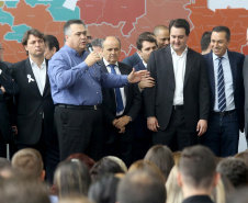 O governador Carlos Massa Ratinho Junior recebeu nesta quarta-feira (11),  no Palácio Iguaçu, prefeitos de municípios de diversas regiões do Estado. No encontro foram assinados convênios para liberação de recursos destinados a ações na área da saúde. Os convênios foram assinados, também, pelo secretário de Estado da Saúde, Beto Preto. Curitiba,11/12/2109 Foto:Jaelson Lucas / AEN