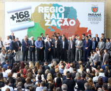 O governador Carlos Massa Ratinho Junior recebeu nesta quarta-feira (11),  no Palácio Iguaçu, prefeitos de municípios de diversas regiões do Estado. No encontro foram assinados convênios para liberação de recursos destinados a ações na área da saúde. Os convênios foram assinados, também, pelo secretário de Estado da Saúde, Beto Preto. Curitiba,11/12/2109 Foto:Jaelson Lucas / AEN