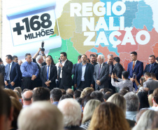 O governador Carlos Massa Ratinho Junior recebeu nesta quarta-feira (11),  no Palácio Iguaçu, prefeitos de municípios de diversas regiões do Estado. No encontro foram assinados convênios para liberação de recursos destinados a ações na área da saúde. Os convênios foram assinados, também, pelo secretário de Estado da Saúde, Beto Preto. Curitiba,11/12/2109 Foto:Jaelson Lucas / AEN
