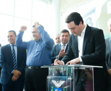 O governador Carlos Massa Ratinho Junior autorizou nesta quarta-feira (11), em cerimônia no Palácio Iguaçu, a liberação de R$ 168 milhões para a saúde pública de 297 municípios paranaenses. 