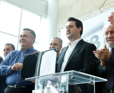 O governador Carlos Massa Ratinho Junior autorizou nesta quarta-feira (11), em cerimônia no Palácio Iguaçu, a liberação de R$ 168 milhões para a saúde pública de 297 municípios paranaenses. 