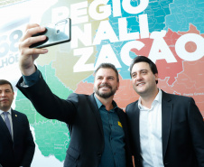 O governador Carlos Massa Ratinho Junior autorizou nesta quarta-feira (11), em cerimônia no Palácio Iguaçu, a liberação de R$ 168 milhões para a saúde pública de 297 municípios paranaenses. 