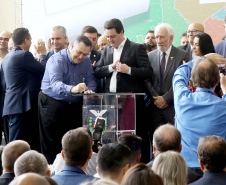 O governador Carlos Massa Ratinho Junior recebeu nesta quarta-feira (11),  no Palácio Iguaçu, prefeitos de municípios de diversas regiões do Estado. No encontro foram assinados convênios para liberação de recursos destinados a ações na área da saúde. Os convênios foram assinados, também, pelo secretário de Estado da Saúde, Beto Preto. Curitiba,11/12/2109 Foto:Jaelson Lucas / AEN