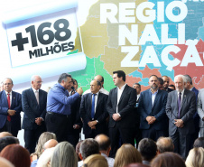 O governador Carlos Massa Ratinho Junior recebeu nesta quarta-feira (11),  no Palácio Iguaçu, prefeitos de municípios de diversas regiões do Estado. No encontro foram assinados convênios para liberação de recursos destinados a ações na área da saúde. Os convênios foram assinados, também, pelo secretário de Estado da Saúde, Beto Preto. Curitiba,11/12/2109 Foto:Jaelson Lucas / AEN