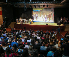O Governo do Estado do Paraná anuncia nesta quarta-feira (11),  no Museu Oscar Niemeyer, em Curitiba, medidas para fortalecer as políticas públicas de proteção à criança e ao adolescente.Além disso, prefeitos de 21 municípios formalizam a adesão ao programa Criança Feliz, de atenção à primeira infância.Curitiba, 11/12/2019 - Foto: Geraldo Bubniak/AEN