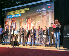 O Governo do Estado do Paraná anuncia nesta quarta-feira (11),  no Museu Oscar Niemeyer, em Curitiba, medidas para fortalecer as políticas públicas de proteção à criança e ao adolescente.Além disso, prefeitos de 21 municípios formalizam a adesão ao programa Criança Feliz, de atenção à primeira infância.Curitiba, 11/12/2019 - Foto: Geraldo Bubniak/AEN