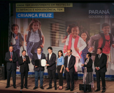 O Governo do Estado do Paraná anuncia nesta quarta-feira (11),  no Museu Oscar Niemeyer, em Curitiba, medidas para fortalecer as políticas públicas de proteção à criança e ao adolescente.Além disso, prefeitos de 21 municípios formalizam a adesão ao programa Criança Feliz, de atenção à primeira infância.Curitiba, 11/12/2019 - Foto: Geraldo Bubniak/AEN