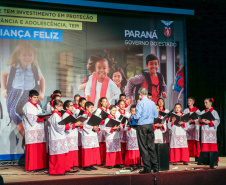 O Governo do Estado do Paraná anuncia nesta quarta-feira (11),  no Museu Oscar Niemeyer, em Curitiba, medidas para fortalecer as políticas públicas de proteção à criança e ao adolescente.Além disso, prefeitos de 21 municípios formalizam a adesão ao programa Criança Feliz, de atenção à primeira infância.Curitiba, 11/12/2019 - Foto: Geraldo Bubniak/AEN