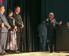 O Governo do Estado do Paraná anuncia nesta quarta-feira (11),  no Museu Oscar Niemeyer, em Curitiba, medidas para fortalecer as políticas públicas de proteção à criança e ao adolescente.Além disso, prefeitos de 21 municípios formalizam a adesão ao programa Criança Feliz, de atenção à primeira infância.Curitiba, 11/12/2019 - Foto: Geraldo Bubniak/AEN
