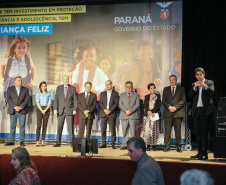 O Governo do Estado do Paraná anuncia nesta quarta-feira (11),  no Museu Oscar Niemeyer, em Curitiba, medidas para fortalecer as políticas públicas de proteção à criança e ao adolescente.Além disso, prefeitos de 21 municípios formalizam a adesão ao programa Criança Feliz, de atenção à primeira infância.Curitiba, 11/12/2019 - Foto: Geraldo Bubniak/AEN