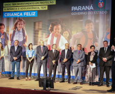 O Governo do Estado do Paraná anuncia nesta quarta-feira (11),  no Museu Oscar Niemeyer, em Curitiba, medidas para fortalecer as políticas públicas de proteção à criança e ao adolescente.Além disso, prefeitos de 21 municípios formalizam a adesão ao programa Criança Feliz, de atenção à primeira infância.Curitiba, 11/12/2019 - Foto: Geraldo Bubniak/AEN