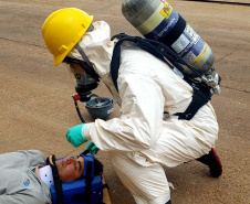 O Porto de Paranaguá promoveu nesta quarta-feira (11) um simulado para atendimento de emergência química. Esta é a primeira ação deste tipo e preparou trabalhadores de vários setores e empresas para dar resposta rápida e eficaz em caso de contato com produtos usados na fumigação, um tratamento feito nas cargas de granéis vegetais para controle de pragas.

Foto: Pierpaolo Nota