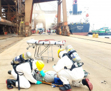 O Porto de Paranaguá promoveu nesta quarta-feira (11) um simulado para atendimento de emergência química. Esta é a primeira ação deste tipo e preparou trabalhadores de vários setores e empresas para dar resposta rápida e eficaz em caso de contato com produtos usados na fumigação, um tratamento feito nas cargas de granéis vegetais para controle de pragas.

Foto: Pierpaolo Nota