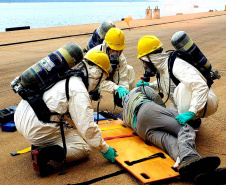 O Porto de Paranaguá promoveu nesta quarta-feira (11) um simulado para atendimento de emergência química. Esta é a primeira ação deste tipo e preparou trabalhadores de vários setores e empresas para dar resposta rápida e eficaz em caso de contato com produtos usados na fumigação, um tratamento feito nas cargas de granéis vegetais para controle de pragas.

Foto: Pierpaolo Nota