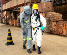 O Porto de Paranaguá promoveu nesta quarta-feira (11) um simulado para atendimento de emergência química. Esta é a primeira ação deste tipo e preparou trabalhadores de vários setores e empresas para dar resposta rápida e eficaz em caso de contato com produtos usados na fumigação, um tratamento feito nas cargas de granéis vegetais para controle de pragas.

Foto: Pierpaolo Nota