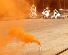O Porto de Paranaguá promoveu nesta quarta-feira (11) um simulado para atendimento de emergência química. Esta é a primeira ação deste tipo e preparou trabalhadores de vários setores e empresas para dar resposta rápida e eficaz em caso de contato com produtos usados na fumigação, um tratamento feito nas cargas de granéis vegetais para controle de pragas.

Foto: Pierpaolo Nota