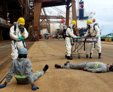 O Porto de Paranaguá promoveu nesta quarta-feira (11) um simulado para atendimento de emergência química. Esta é a primeira ação deste tipo e preparou trabalhadores de vários setores e empresas para dar resposta rápida e eficaz em caso de contato com produtos usados na fumigação, um tratamento feito nas cargas de granéis vegetais para controle de pragas.

Foto: Pierpaolo Nota