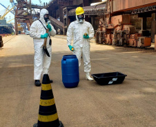 O Porto de Paranaguá promoveu nesta quarta-feira (11) um simulado para atendimento de emergência química. Esta é a primeira ação deste tipo e preparou trabalhadores de vários setores e empresas para dar resposta rápida e eficaz em caso de contato com produtos usados na fumigação, um tratamento feito nas cargas de granéis vegetais para controle de pragas.

Foto: Pierpaolo Nota