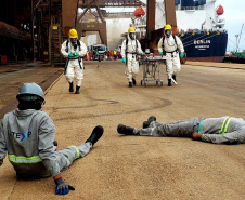 O Porto de Paranaguá promoveu nesta quarta-feira (11) um simulado para atendimento de emergência química. Esta é a primeira ação deste tipo e preparou trabalhadores de vários setores e empresas para dar resposta rápida e eficaz em caso de contato com produtos usados na fumigação, um tratamento feito nas cargas de granéis vegetais para controle de pragas.

Foto: Pierpaolo Nota