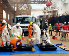 O Porto de Paranaguá promoveu nesta quarta-feira (11) um simulado para atendimento de emergência química. Esta é a primeira ação deste tipo e preparou trabalhadores de vários setores e empresas para dar resposta rápida e eficaz em caso de contato com produtos usados na fumigação, um tratamento feito nas cargas de granéis vegetais para controle de pragas.

Foto: Pierpaolo Nota