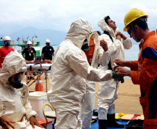O Porto de Paranaguá promoveu nesta quarta-feira (11) um simulado para atendimento de emergência química. Esta é a primeira ação deste tipo e preparou trabalhadores de vários setores e empresas para dar resposta rápida e eficaz em caso de contato com produtos usados na fumigação, um tratamento feito nas cargas de granéis vegetais para controle de pragas.

Foto: Pierpaolo Nota