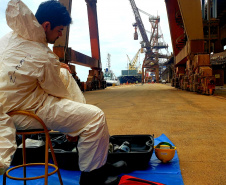 O Porto de Paranaguá promoveu nesta quarta-feira (11) um simulado para atendimento de emergência química. Esta é a primeira ação deste tipo e preparou trabalhadores de vários setores e empresas para dar resposta rápida e eficaz em caso de contato com produtos usados na fumigação, um tratamento feito nas cargas de granéis vegetais para controle de pragas.

Foto: Pierpaolo Nota