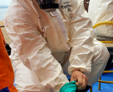 O Porto de Paranaguá promoveu nesta quarta-feira (11) um simulado para atendimento de emergência química. Esta é a primeira ação deste tipo e preparou trabalhadores de vários setores e empresas para dar resposta rápida e eficaz em caso de contato com produtos usados na fumigação, um tratamento feito nas cargas de granéis vegetais para controle de pragas.

Foto: Pierpaolo Nota