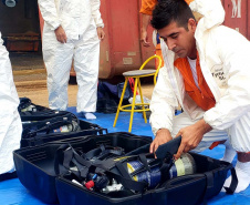 O Porto de Paranaguá promoveu nesta quarta-feira (11) um simulado para atendimento de emergência química. Esta é a primeira ação deste tipo e preparou trabalhadores de vários setores e empresas para dar resposta rápida e eficaz em caso de contato com produtos usados na fumigação, um tratamento feito nas cargas de granéis vegetais para controle de pragas.

Foto: Pierpaolo Nota