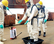 O Porto de Paranaguá promoveu nesta quarta-feira (11) um simulado para atendimento de emergência química. Esta é a primeira ação deste tipo e preparou trabalhadores de vários setores e empresas para dar resposta rápida e eficaz em caso de contato com produtos usados na fumigação, um tratamento feito nas cargas de granéis vegetais para controle de pragas.

Foto: Pierpaolo Nota