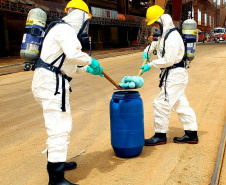 O Porto de Paranaguá promoveu nesta quarta-feira (11) um simulado para atendimento de emergência química. Esta é a primeira ação deste tipo e preparou trabalhadores de vários setores e empresas para dar resposta rápida e eficaz em caso de contato com produtos usados na fumigação, um tratamento feito nas cargas de granéis vegetais para controle de pragas.

Foto: Pierpaolo Nota