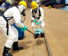 O Porto de Paranaguá promoveu nesta quarta-feira (11) um simulado para atendimento de emergência química. Esta é a primeira ação deste tipo e preparou trabalhadores de vários setores e empresas para dar resposta rápida e eficaz em caso de contato com produtos usados na fumigação, um tratamento feito nas cargas de granéis vegetais para controle de pragas.

Foto: Pierpaolo Nota